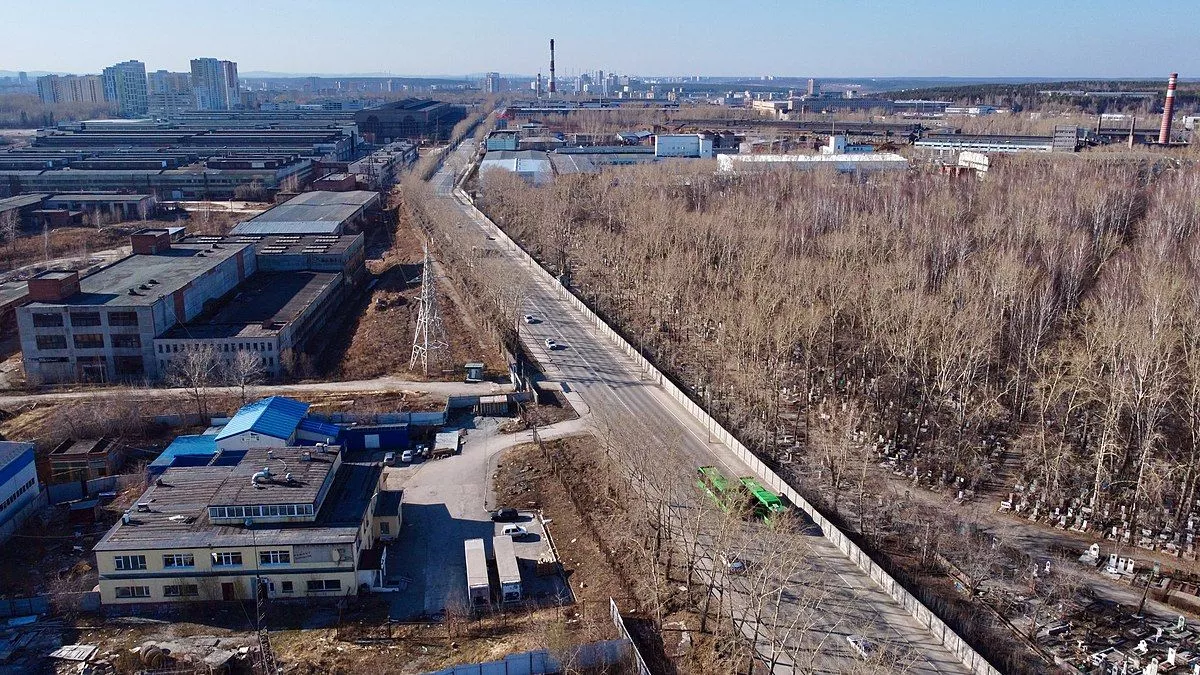 Установка барьерного ограждения на ул. Шефской, Екатеринбург<br />
